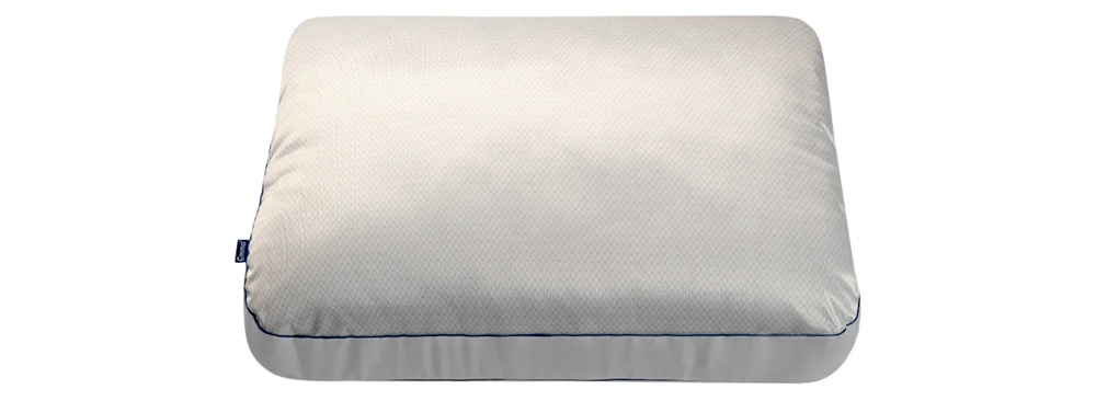 Travesseiro branco com bordas azuis