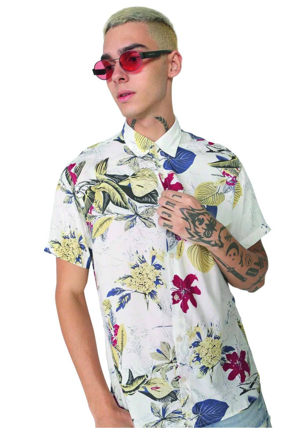 modelo branco usa óculos de sol e camisa florida