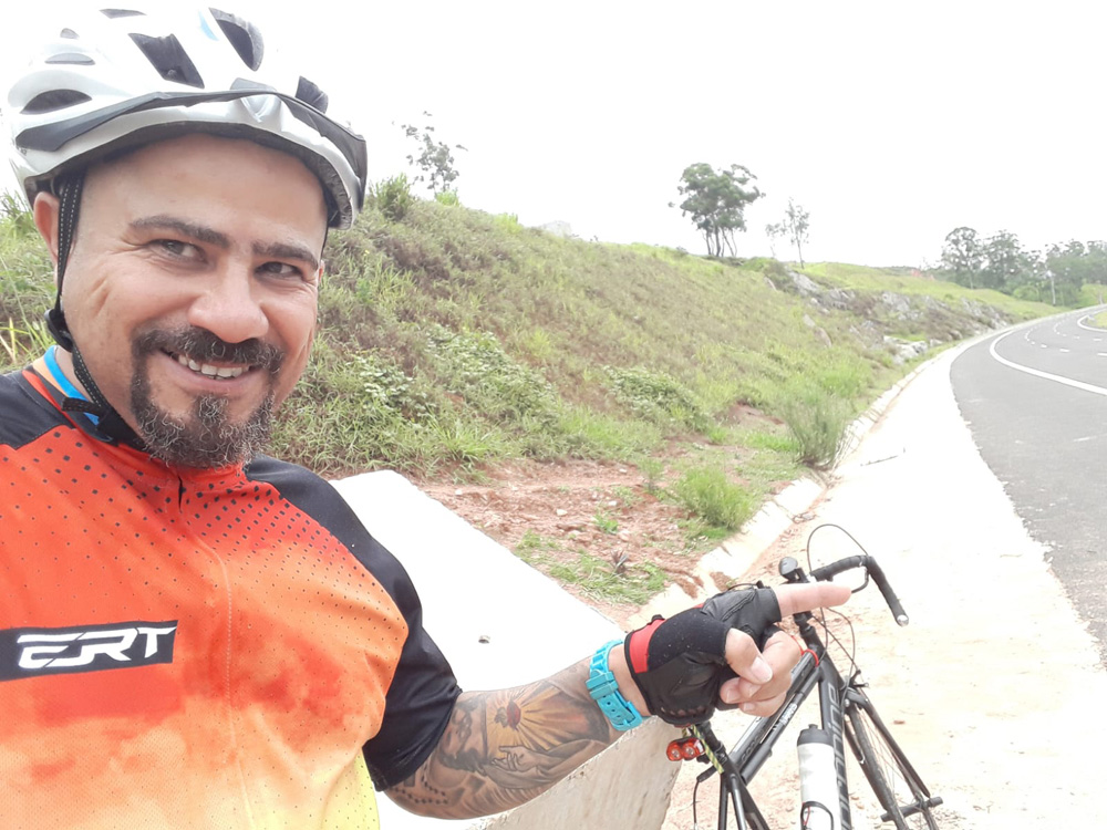 moto.jpg Com obras paradas, trecho norte do Rodoanel vira parque para moradores de SP