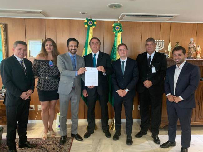 O prefeito Ricardo Nunes e o presidente Jair Bolsonaro após assinar acordo sobre o Campo de Marte