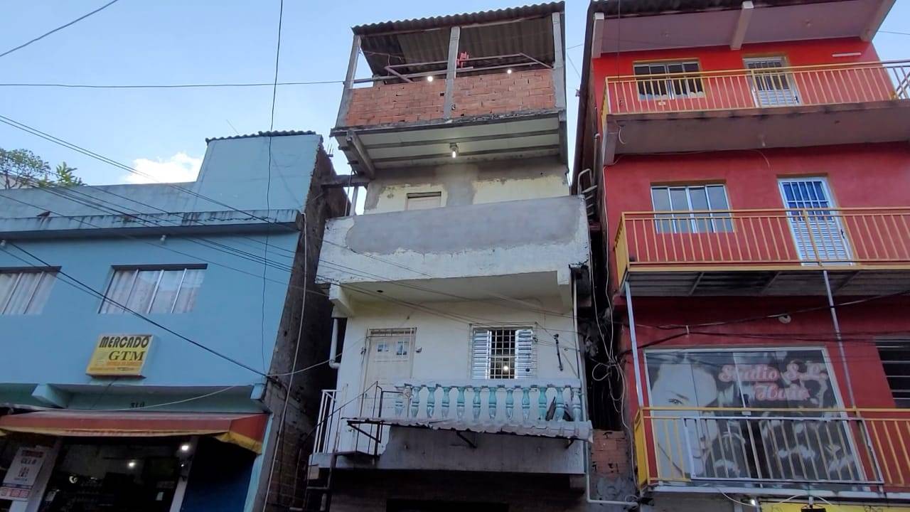 Imagem mostra construções improvisadas em Paraisópolis