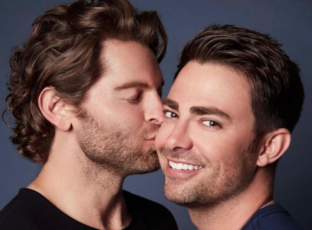 Galã de Meninas Malvadas se casa com namorado no México