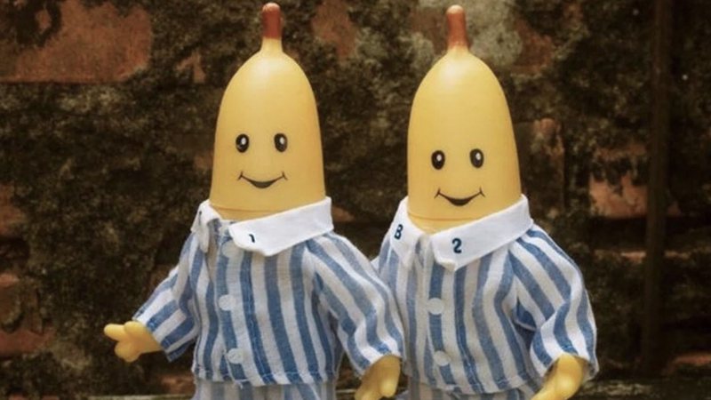 Imagem mostra duas pessoas vestidas de bananas com pijamas, uma ao lado da outra.