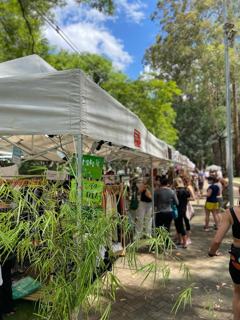 feira do bem Feira ao ar livre com várias barracas brancas e árvores