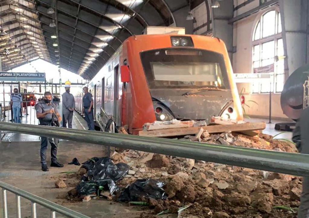 Trem colide com barreira de proteção na estação Júlio Prestes