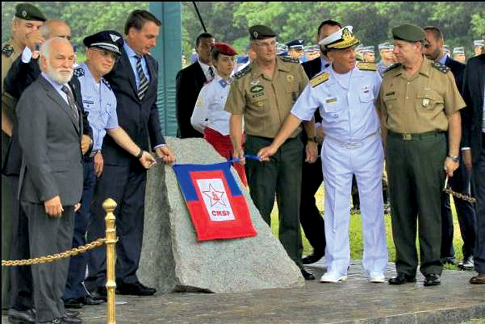 Jair Bolsonaro ao lado de militares em cerimônia de início de obras de colégio militar no Campo de Marte