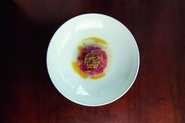 Carapau cru: com tomate ralado por cima, aïoli por baixo e um toque sutil de dashi, o caldo de peixe japonês