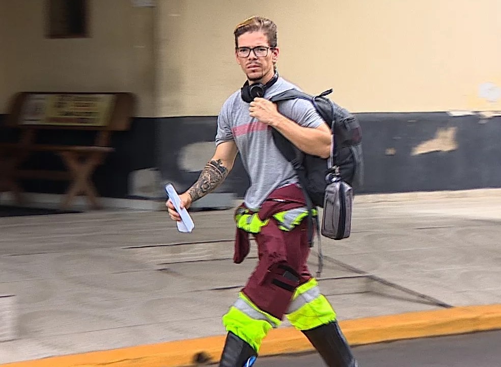 Imagem mostra homem caminhando com mochila nas costas.