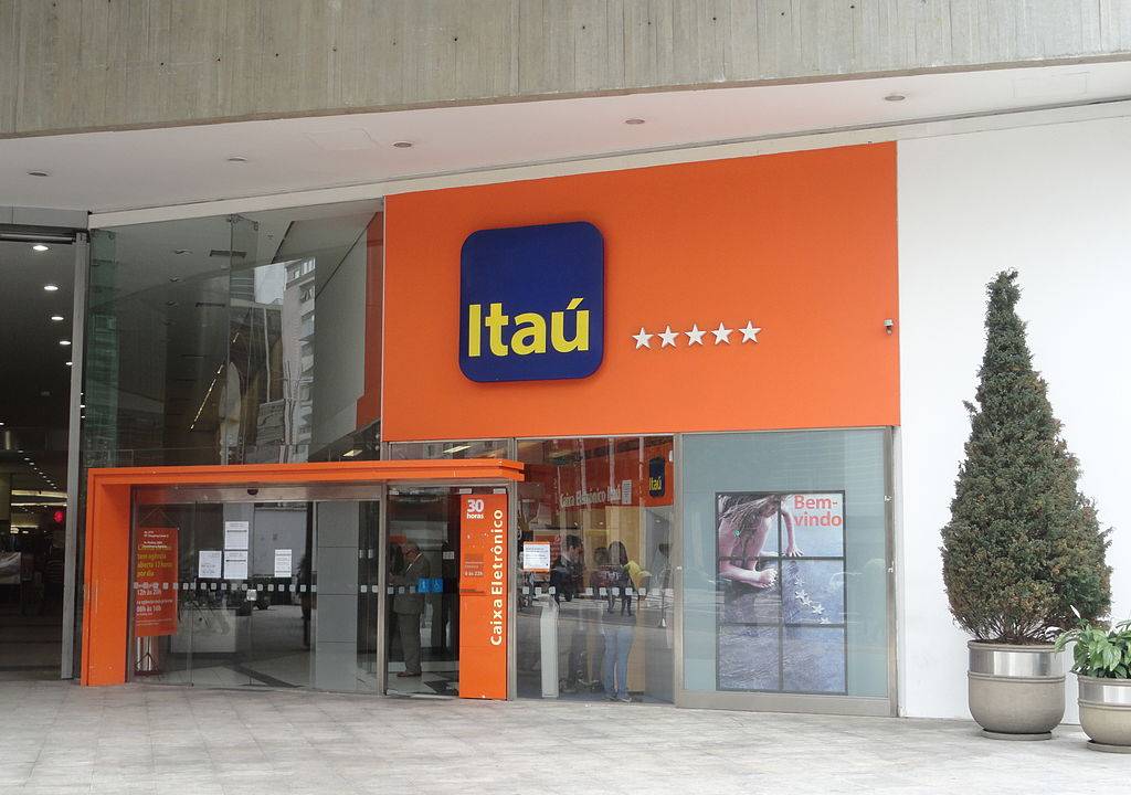 Imagem mostra fachada de agência do Itaú