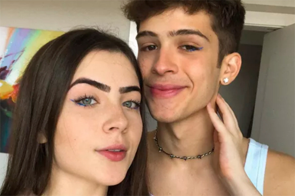 Selfie mostra Jade e João sorrindo para foto