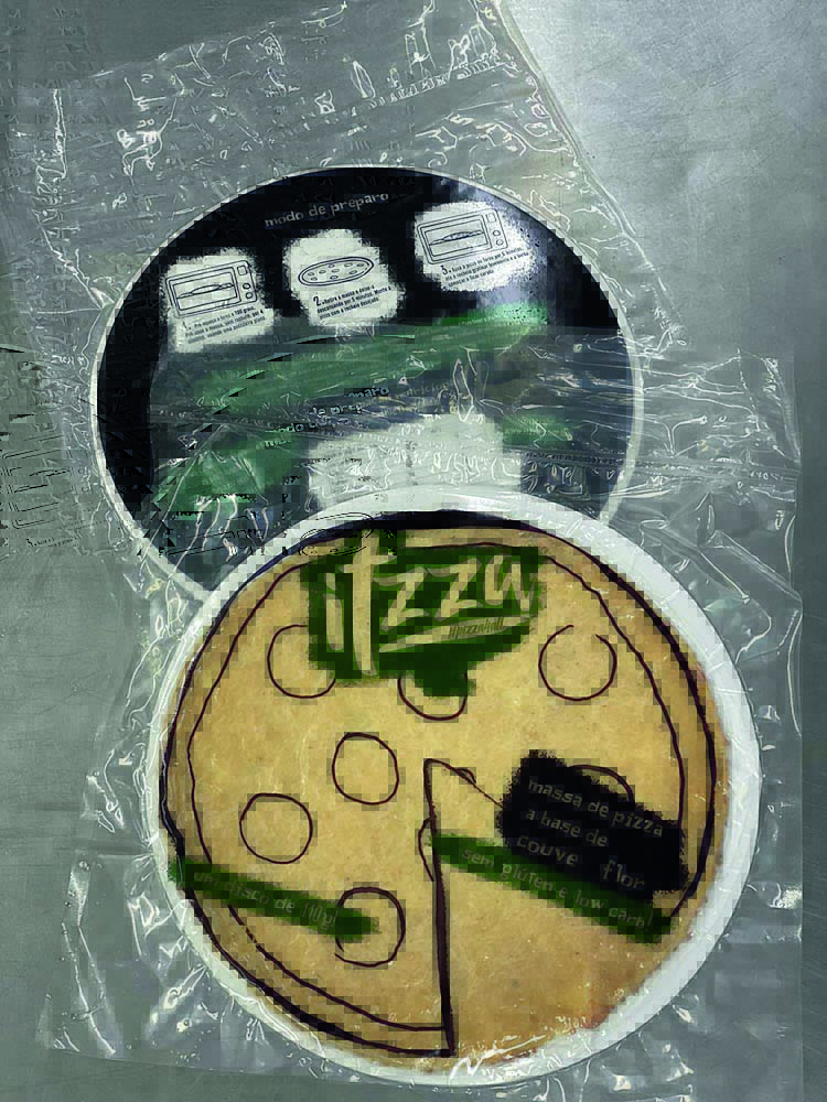 Massa de pizza previamente assada e embalada em plástico com detalhes impressos em tons de verde escuro