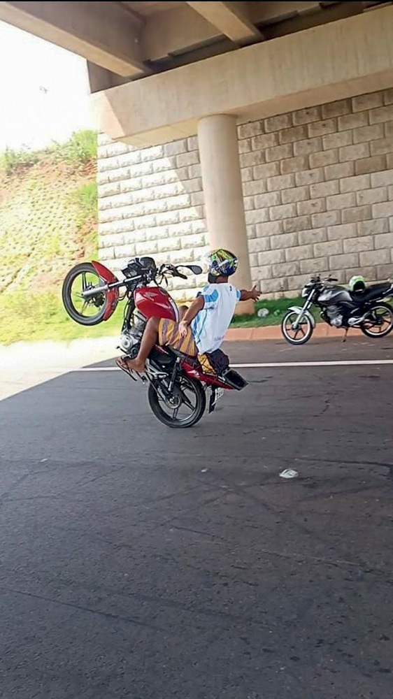 moto.jpg Com obras paradas, trecho norte do Rodoanel vira parque para moradores de SP