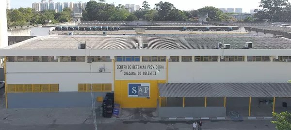 Imagem mostra fachada de prédio, com 'Centro de Detenção Provisória' escrito em placa
