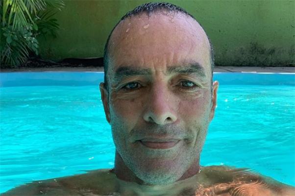 Imagem mostra selfie de Paulo Zulu dentro de piscina