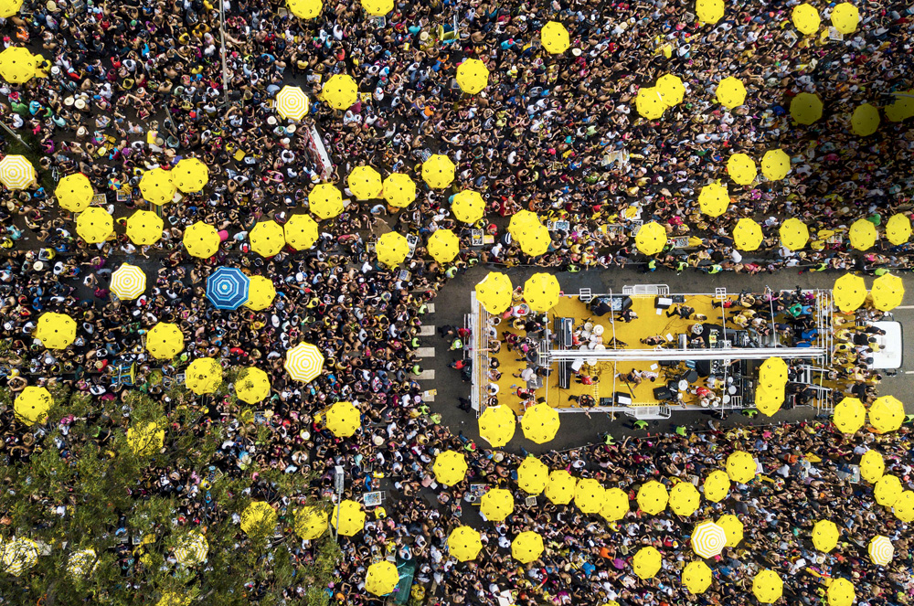 Imagem aérea de bloco de carnaval na rua
