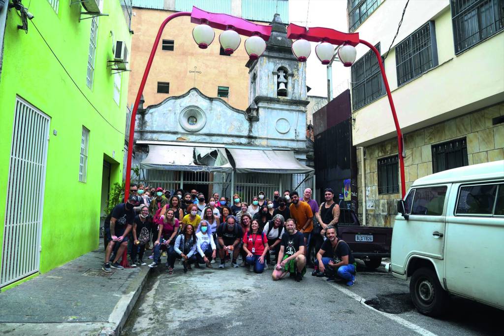 Grupo de pessoas posa para foto em uma rua sem saída, onde está a Capela dos Aflitos