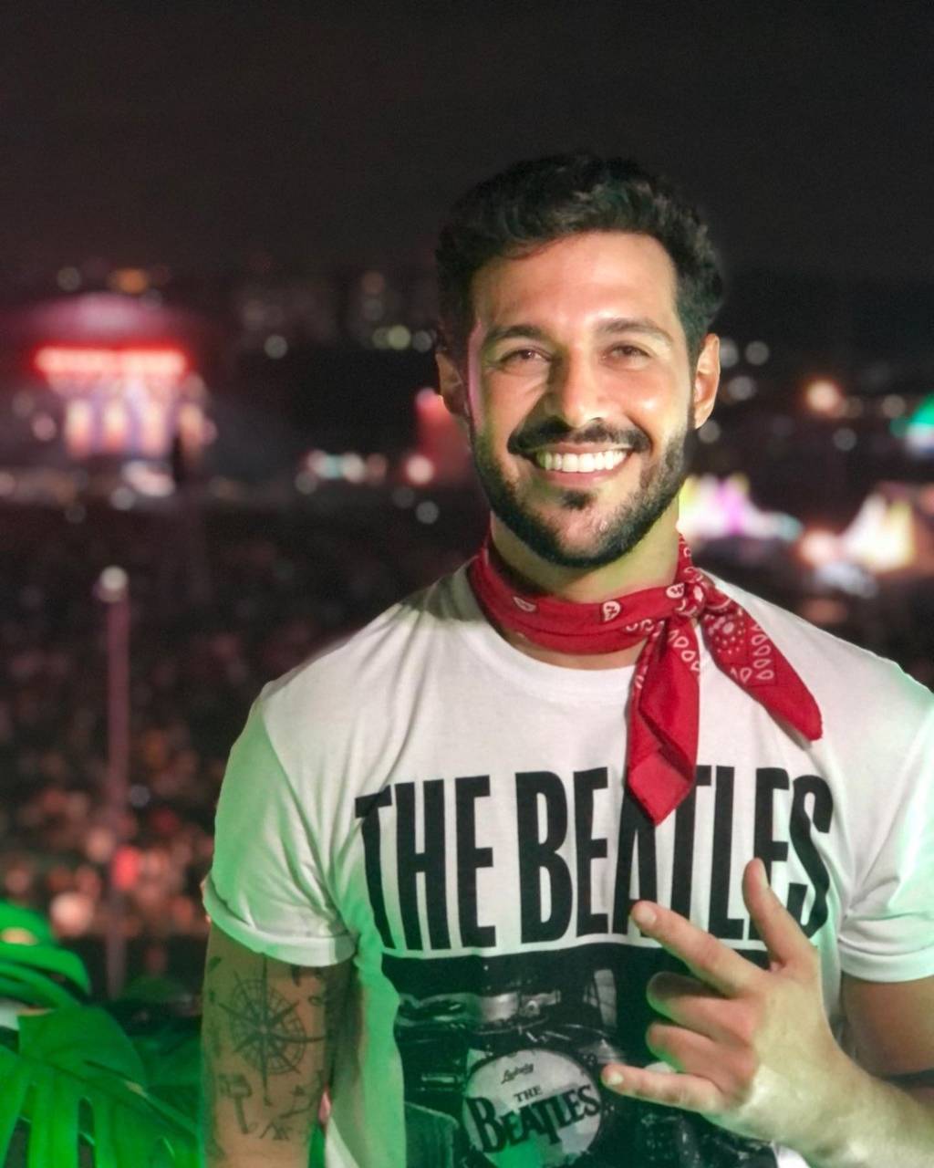 Rodrigo Mussi com camiseta dos Beatles e bandana amarrada ao pescoço