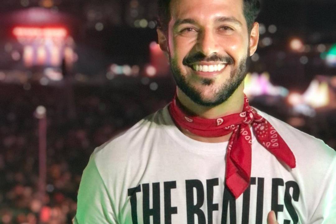 Rodrigo Mussi com camiseta dos Beatles e bandana amarrada ao pescoço