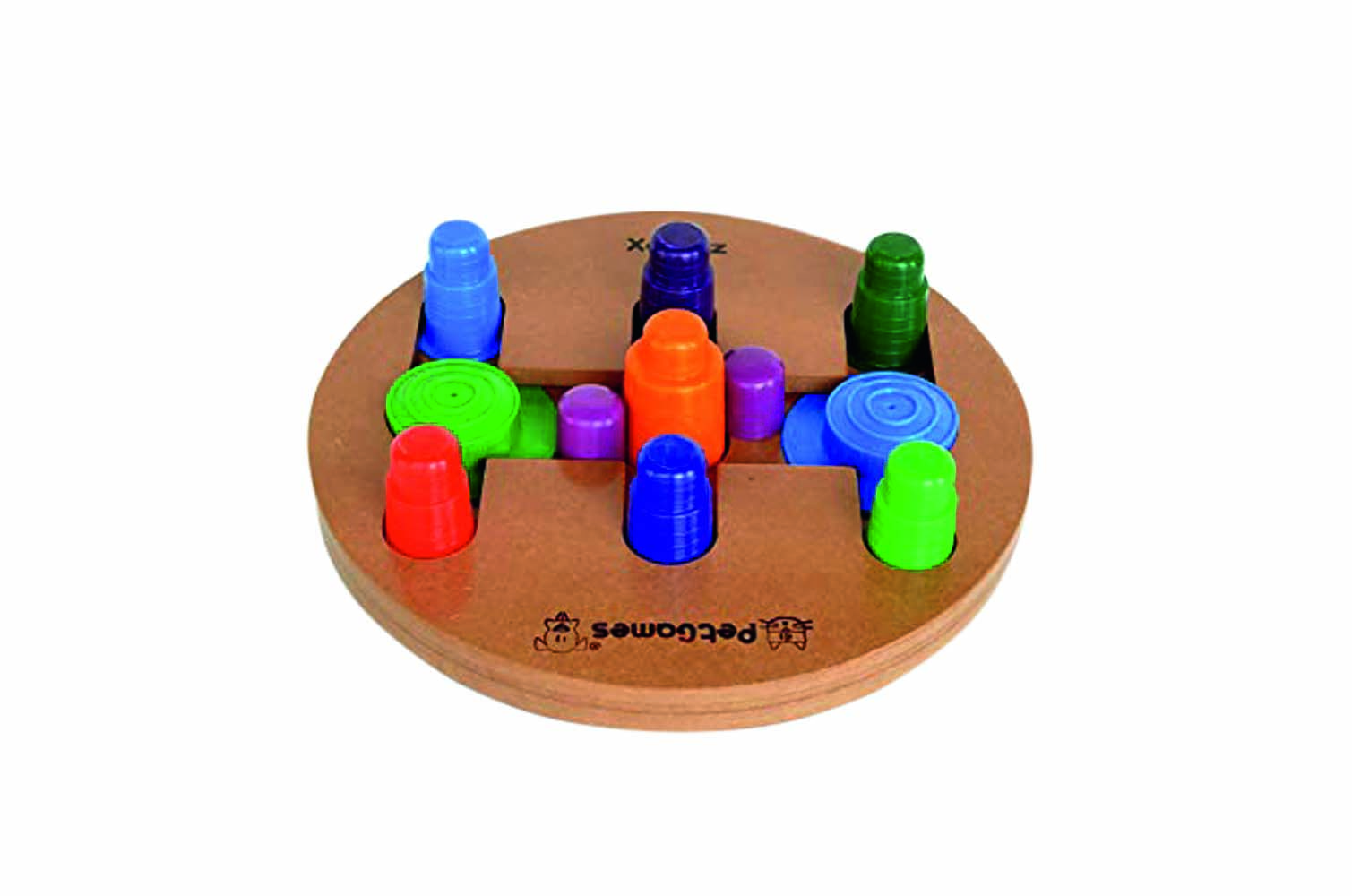 Brinquedo interativo feito com base de madeira. Em cima da base, pinos coloridos de diferentes tamanhos se espalham pelo centro e extremidades do círculo