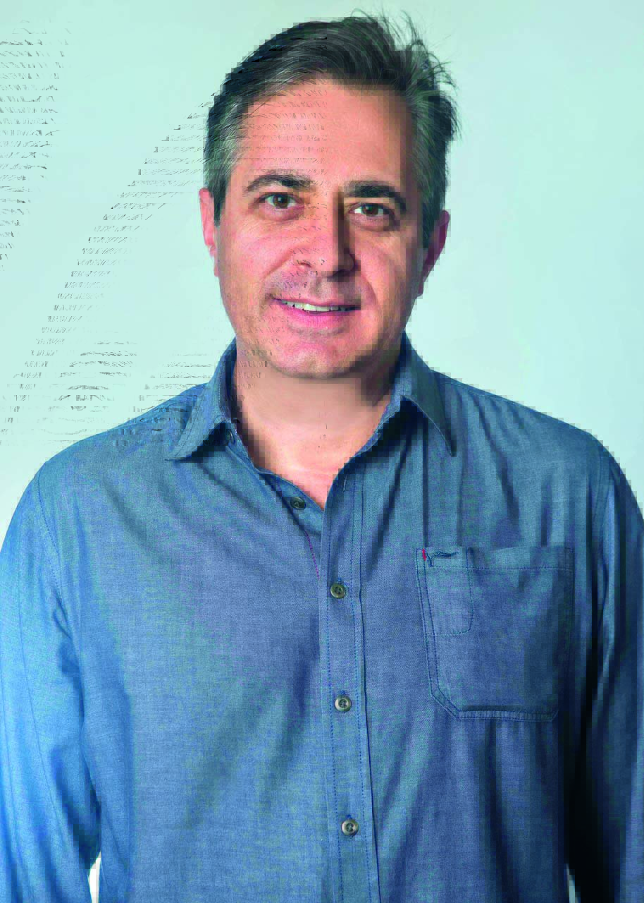 Anderson Gomes (DIVULGAÇÃO).JPG (1) Anderson Gomes, diretor do Mercadão das Flores, encara a câmera e veste camisa social azul.