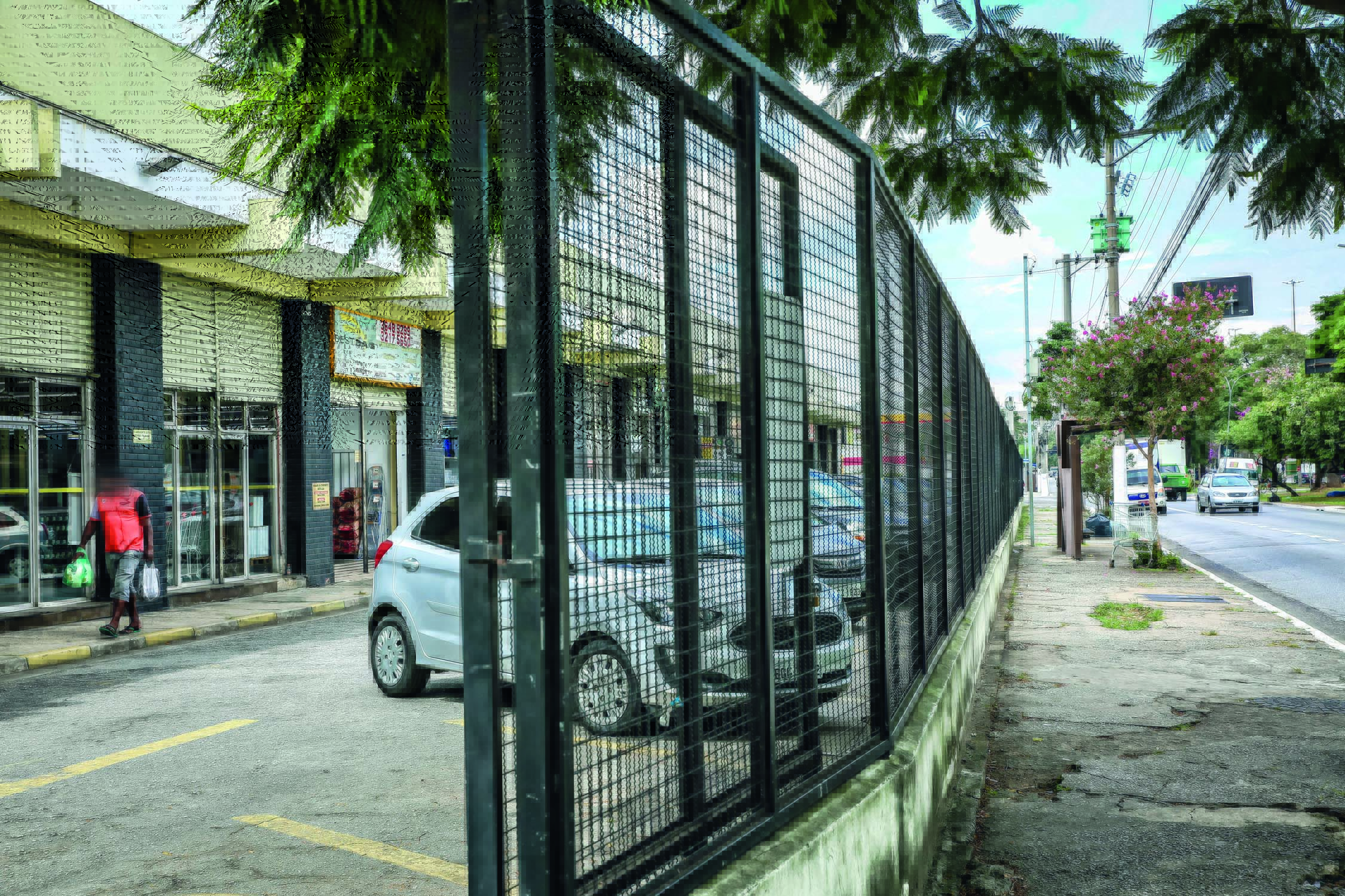 Grade instaladaem centro comercial na Vila Leopoldina para inibir saques