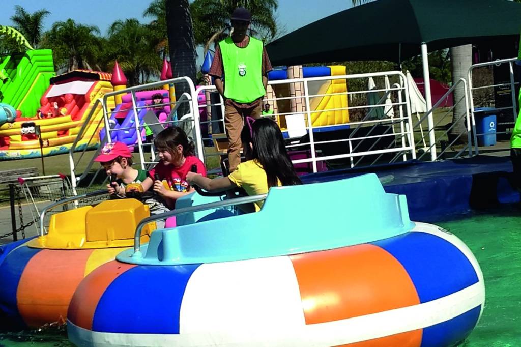 Jogo de carrinho de bate-bate elétrico no autódromo em atrações de parque  de diversões no parque de diversões