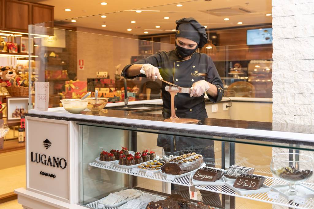 Lugano – balcão Le Chef imagem de uma funcionário manejando chocolate em cima de um balcão