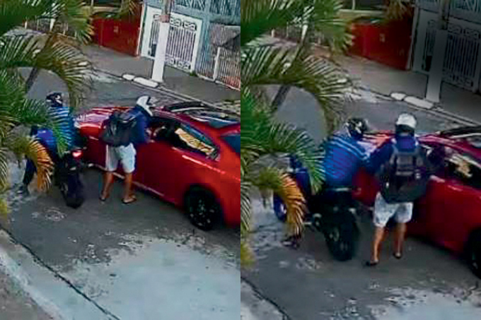 Duas imagens. À esquerda, dois homens abordam um carro vermelho. À direita, os mesmos homens, vestindo capacetes de moto, abordando o vidro de motorista do carro