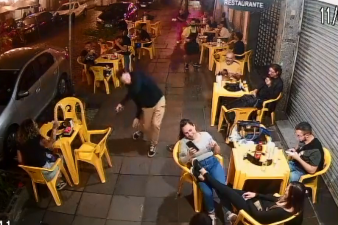 Jovem sofre 'ataque' de barata voadora em bar de Porto Alegre