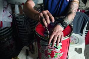 Eduardo Rocha Eduardo Rocha realizando manutenção de instrumentos de percussão no barracão da Mocidade Unida da Mooca.