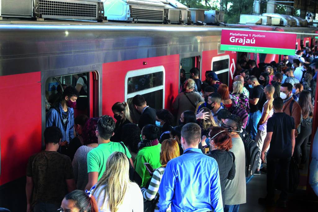 Imagem mostra estação da CPTM com pessoas entrando em trem.