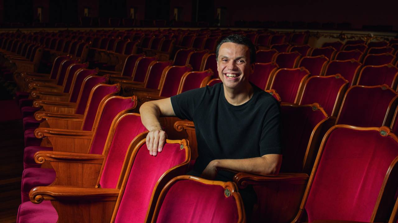 Leo Martinelli aparece sentado nas cadeiras do Teatro Municipal de São Pulo, SP