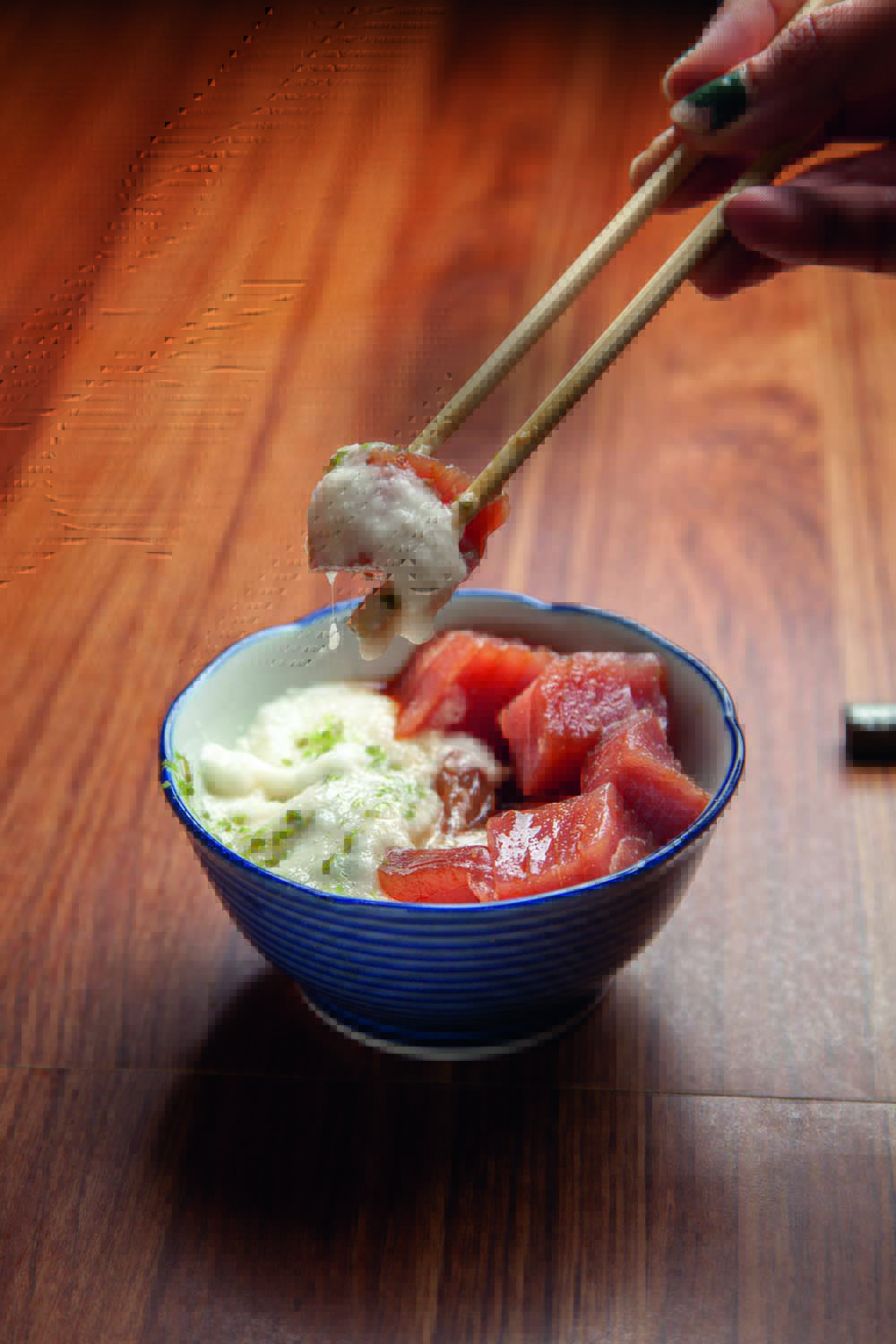 Izakaya Matsu Em cumbuca, estão servidos cubos de atum junto de um creme de cor branca