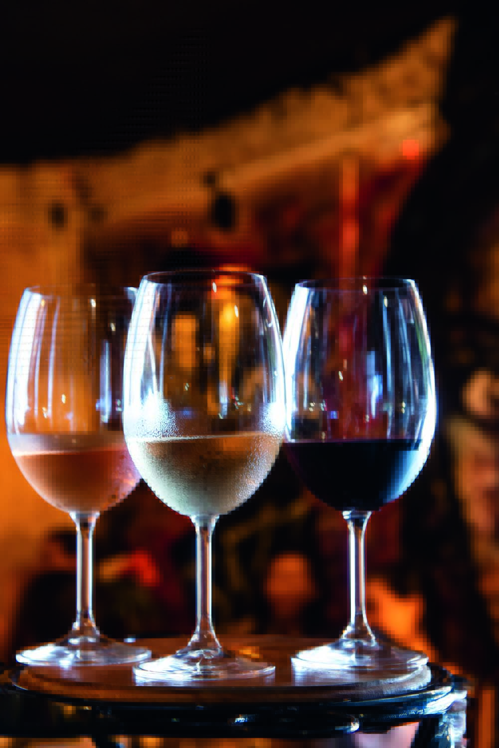 Imagem de três taças com vinho