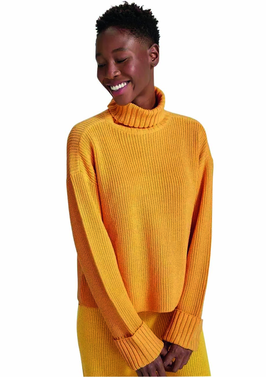 Modelo negra e magra usa blus&atilde;o de tric&ocirc; mostrada de gola alta