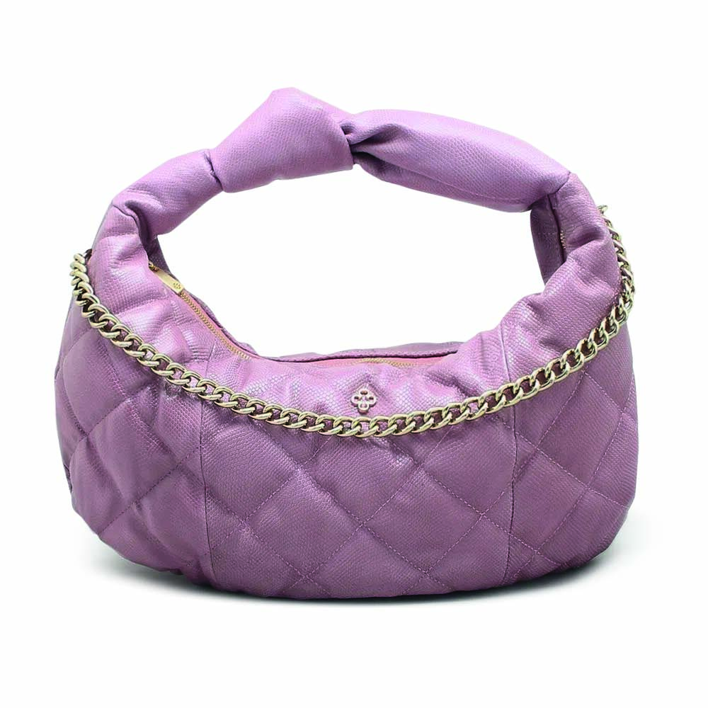 Bolsa de couro com al&ccedil;a &uacute;nica curta lil&aacute;s. Tem uma corrente prateada na frente