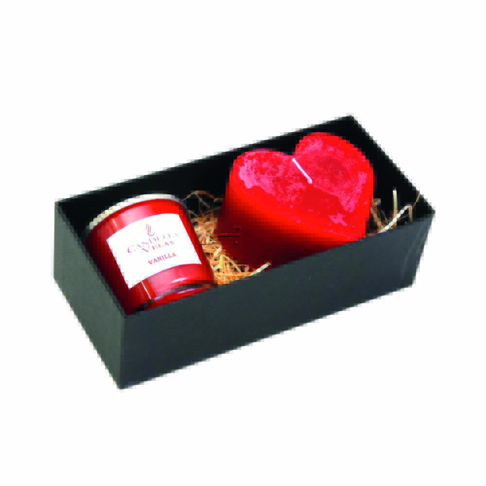 Caixa preta retangular com duas velas vermelhas dentro, uma dentro de um frasco transparente e outra em formato de coração