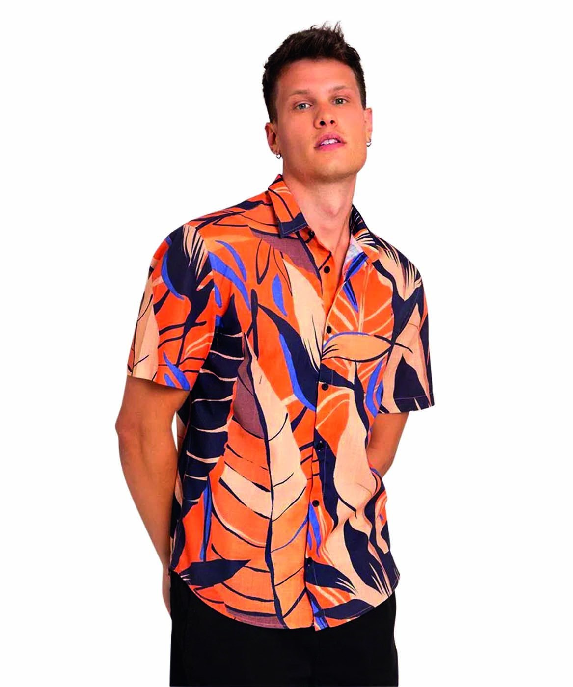 Modelo branco e magro usa camisa de manga curta com estampa de folhagens coloridas