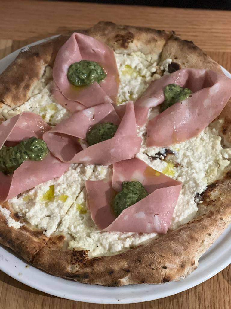 Pizza de mortadela, molho pesto e ricota