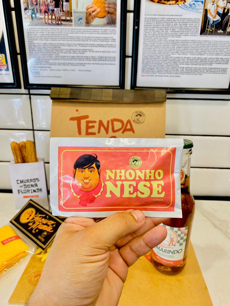 maionese nhonho – patties sachê na cor vermelha com um desenho do personagem Nhonho