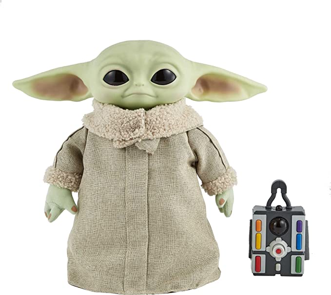 Figura de ação do Mestre Yoda bebê com controle remoto colorido ao lado