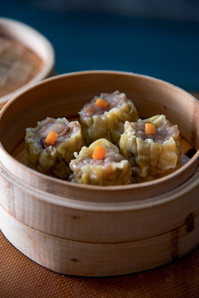 Shao mai: carne suína moída, camarão e cogumelo shiitake em massa fina