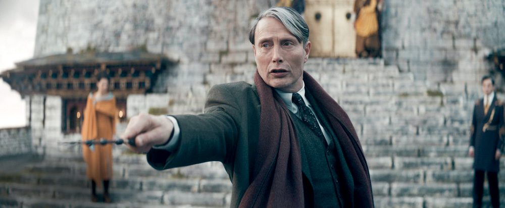 animais fantasticos – credito warner bros. pictures 2.jpg Imagem mostra homem de cabelo grisalho vestindo terno e cachecol