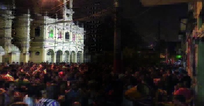 Imagem mostra aglomeração de pessoas em rua em frente a igreja
