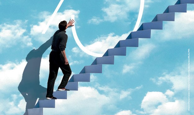 A imagem mostra Jim Carrey subindo uma escada em meio às nuvens
