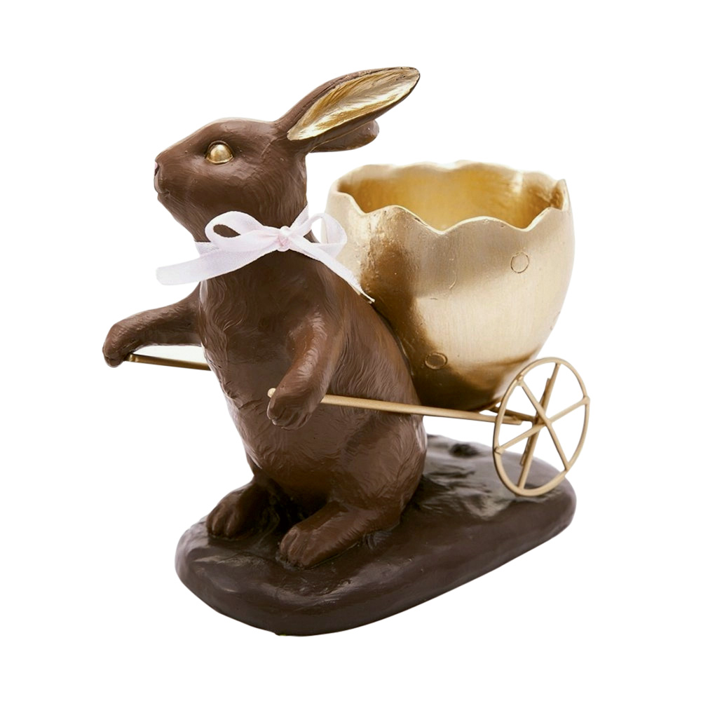 Enfeite de coelho marrom segurando uma carrinho dourado em formato de casca de ovo
