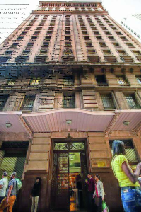 edificio martinelli – Leo Martins..jpg Edifício Martinelli visto de baixo para cima