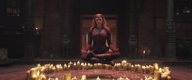 Feiticeira Escarlate medita em local cheio de velas