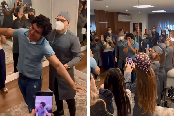 Imagem mostra, à esquerda, rapaz de costas para espelho, e, à direita, emocionado ao se ver no espelho. Local está cheio de pessoas com roupas médicas