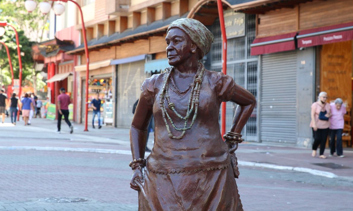 Bairro da Liberdade ganha estátua da sambista Madrinha Eunice